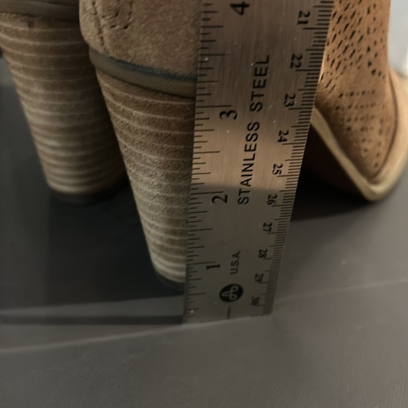 Vince Camuto Frasitta bootie. Light brown/tan color. Size 6. - Picture 6 of 6